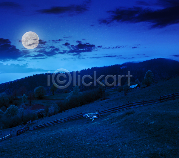사람없음 JPG 포토 해외이미지 달 보름달 야간 야외 언덕 초원(자연) 파란색 풍경(경치) 하늘 해외202004