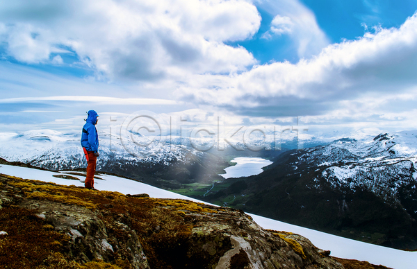 사람 한명 JPG 포토 해외이미지 경사 계곡 광선 구름(자연) 노르웨이 등산 물 바위 봄 산 서기 야외 여행 여행객 이끼 자연 트래킹 표정 풍경(경치) 하늘 하이킹 해외202004 햇빛 호수 휴가