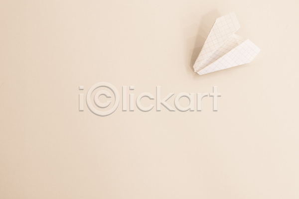 사람없음 JPG 포토 해외이미지 모눈종이 실내 종이 종이비행기 카피스페이스 한개 해외202004 흰배경