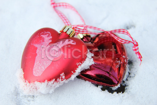 사랑 축하 사람없음 JPG 포토 해외이미지 12월 겨울 계절 공 눈송이 리본 빛 빨간색 유리 장식 장식볼 축제 카피스페이스 컨셉 크리스마스 하트 해외202004 휴가 흰색