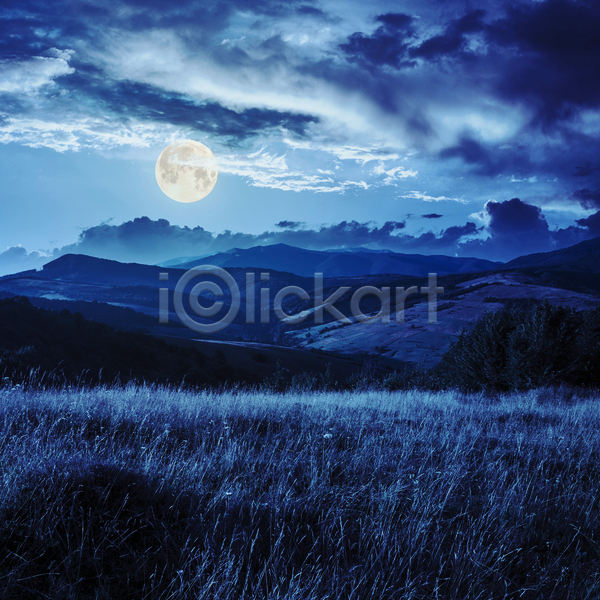사람없음 JPG 포토 해외이미지 달 보름달 산 야간 야외 초원(자연) 파란색 풍경(경치) 하늘 해외202004