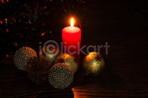 사람없음 JPG 포토 해외이미지 공 문학 빛 빨간색 오브젝트 장식 장식볼 전통 정물화 촛불 카피스페이스 크리스마스 해외202004