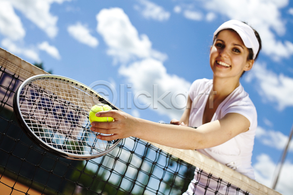 즐거움 서양인 성인 성인여자한명만 여자 한명 JPG 옆모습 포토 해외이미지 네트 들기 상반신 서브 야외 여름(계절) 우먼라이프 주간 테니스 테니스공 테니스라켓 테니스복 하늘 해외202004