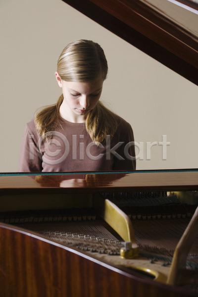 집중 십대여자한명만 여자 청소년 한명 JPG 앞모습 포토 해외이미지 갈색배경 상반신 실내 연주 음악 피아노(악기) 피아니스트 해외202004