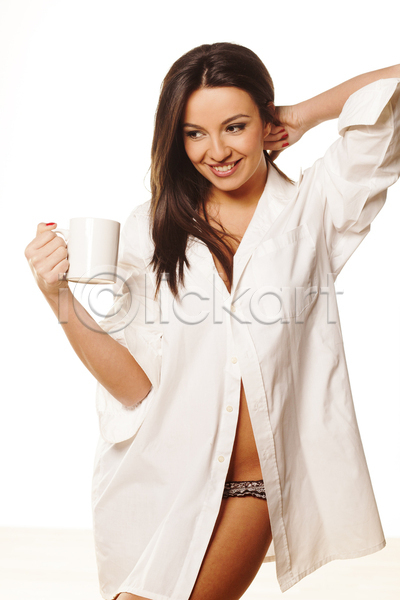 뜨거움 신선 행복 휴식 백인 사람 성인 여자 한명 JPG 포토 해외이미지 1 갈색머리 고립 라이프스타일 마시기 모델 미소(표정) 백그라운드 아침 얼굴 음료 잡기 차(음료) 커피 컵 해외202004 흰색
