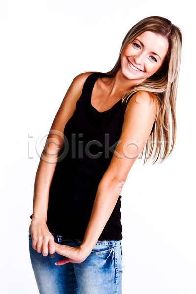 우아함 행복 휴식 백인 사람 성인 여자 한명 JPG 포토 해외이미지 1 검은색 고립 모델 미소(표정) 세로 유럽 유일 유행 청바지 티셔츠 해외202004 허리 흰색