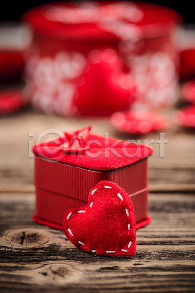 사람없음 JPG 아웃포커스 포토 해외이미지 나무배경 발렌타인데이 빨간색 선물상자 오브젝트 하트