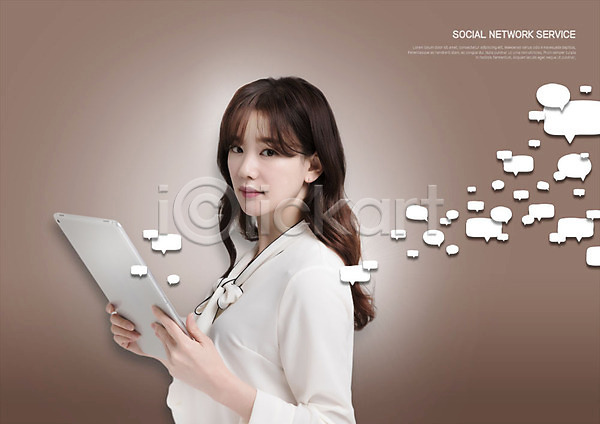 스마트 30대 사람 성인 성인여자한명만 여자 한국인 한명 PSD 편집이미지 들기 말풍선 상반신 소셜네트워크 스마트기기 스마트라이프 응시 태블릿