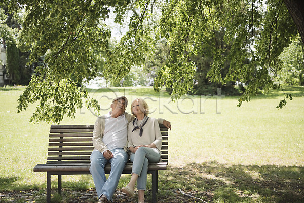 70대 남자 노년 두명 사람 서양인 여자 JPG 앞모습 포토 공원 그늘 나무 나뭇가지 노부부 미소(표정) 벤치 실버라이프 앉기 야외 올려보기 응시 잔디 전신 주간 체코 프라하