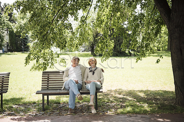 70대 남자 노년 두명 사람 서양인 여자 JPG 앞모습 포토 공원 그늘 나무 노부부 미소(표정) 벤치 실버라이프 앉기 야외 응시 잔디 전신 주간 체코 프라하