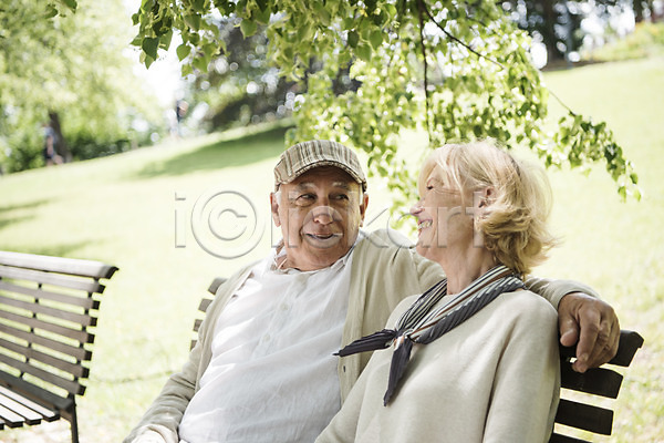 70대 남자 노년 두명 사람 서양인 여자 JPG 앞모습 포토 공원 나무 나뭇가지 노부부 미소(표정) 벤치 상반신 실버라이프 앉기 야외 어깨에손 언덕 응시 잔디 주간 체코 프라하