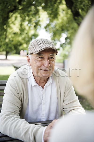 70대 남자 노년 두명 사람 서양인 여자 JPG 뒷모습 앞모습 포토 공원 나무 노부부 마주보기 미소(표정) 벤치 상반신 실버라이프 앉기 야외 야외테이블 응시 잔디 주간 체코 프라하