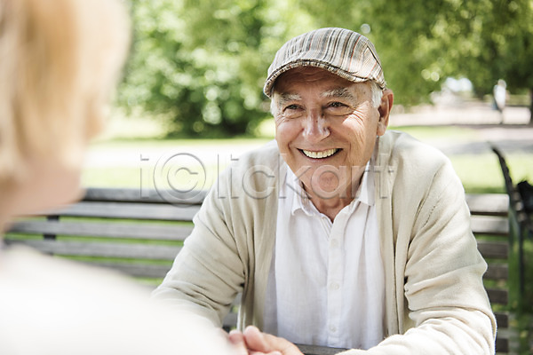 70대 남자 노년 두명 사람 서양인 여자 JPG 뒷모습 앞모습 포토 공원 나무 노부부 미소(표정) 벤치 상반신 실버라이프 앉기 야외 야외테이블 응시 잔디 주간 체코 프라하