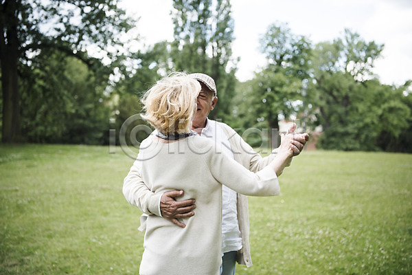 70대 남자 노년 두명 사람 서양인 여자 JPG 뒷모습 앞모습 포토 공원 나무 노부부 미소(표정) 상반신 손잡기 실버라이프 안기 야외 응시 잔디 주간 체코 춤 프라하