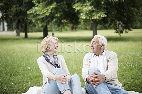 즐거움 70대 남자 노년 두명 사람 서양인 여자 JPG 앞모습 포토 공원 나무 노부부 돗자리 마주보기 미소(표정) 상반신 소풍 실버라이프 앉기 야외 응시 잔디 주간 체코 프라하