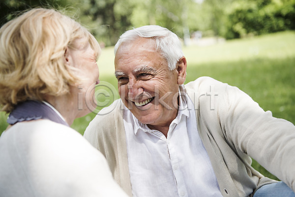 70대 남자 노년 두명 사람 서양인 여자 JPG 뒷모습 앞모습 포토 공원 나무 노부부 마주보기 미소(표정) 상반신 실버라이프 앉기 야외 응시 잔디 주간 체코 프라하