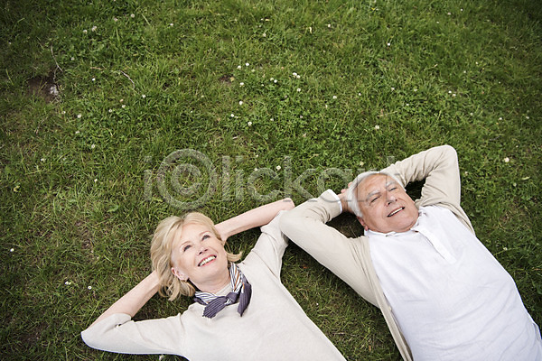 70대 남자 노년 두명 사람 서양인 여자 JPG 앞모습 포토 공원 노부부 눈감음 눕기 들꽃 들풀 미소(표정) 상반신 실버라이프 야외 응시 잔디 주간 체코 팔베개 프라하