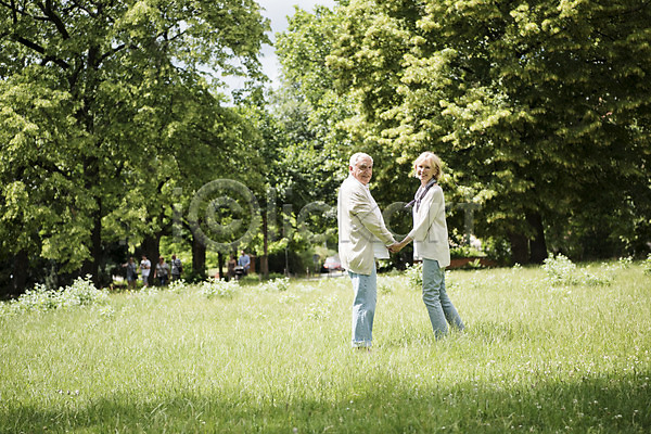 70대 남자 노년 두명 사람 서양인 여자 JPG 뒷모습 포토 공원 나무 노부부 들꽃 들풀 미소(표정) 서기 손잡기 숲 실버라이프 야외 응시 잔디 전신 주간 체코 프라하