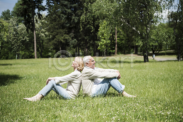 70대 남자 노년 두명 사람 서양인 여자 JPG 옆모습 포토 공원 기댐 나무 노부부 등맞대기 맨발 실버라이프 앉기 야외 잔디 전신 주간 체코 프라하