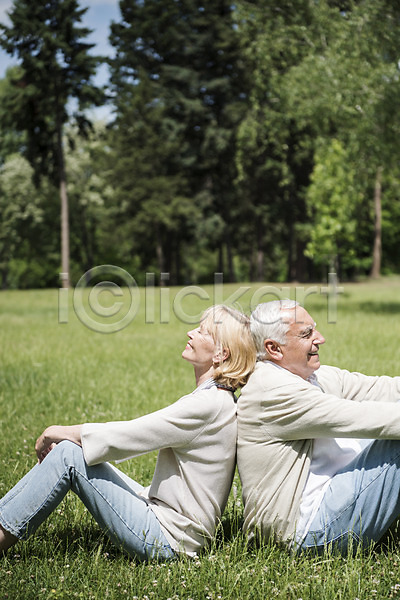 70대 남자 노년 두명 사람 서양인 여자 JPG 옆모습 포토 공원 기댐 나무 노부부 눈감음 등맞대기 미소(표정) 상반신 실버라이프 앉기 야외 잔디 주간 체코 프라하