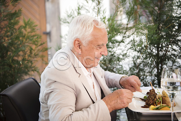 즐거움 70대 남자 노년 노인남자한명만 사람 서양인 한명 JPG 포토 나무 나이프 노부부 들기 레스토랑 물컵 미소(표정) 식사 실버라이프 앉기 야외 야외식당 야외테이블 요리 응시 주간 체코 포크 프라하