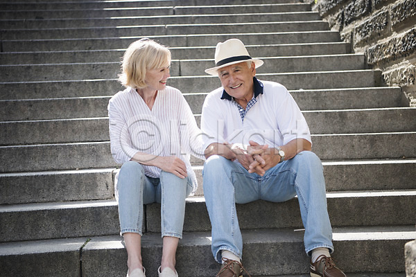사랑 70대 남자 노년 두명 사람 서양인 여자 JPG 앞모습 포토 계단 노부부 도시 돌벽 미소(표정) 실버라이프 앉기 야외 응시 잡기 전신 주간 체코 프라하