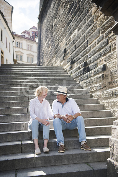 사랑 70대 남자 노년 두명 사람 서양인 여자 JPG 앞모습 포토 건물 계단 노부부 도시 돌벽 마주보기 미소(표정) 실버라이프 앉기 야외 응시 전신 주간 체코 프라하