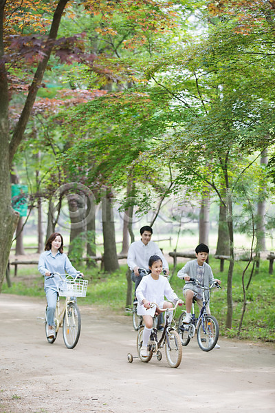 10대 30대 40대 남자 사람 성인 어린이 여러명 여자 한국인 JPG 앞모습 포토 가족 가족라이프 나무 남이섬 숲길 숲속 야외 응시 자전거 전신 주간