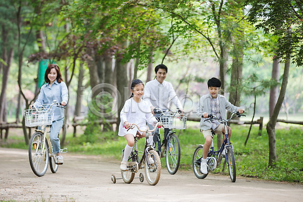 10대 30대 40대 남자 사람 성인 어린이 여러명 여자 한국인 JPG 앞모습 포토 가족 가족라이프 남이섬 미소(표정) 숲길 숲속 야외 응시 자전거 전신 주간