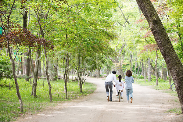 10대 30대 40대 남자 사람 성인 세명 어린이 여자 한국인 JPG 뒷모습 포토 가르침 가족 가족라이프 나무 남이섬 도와주기 도전 숲길 숲속 야외 자전거 잡기 전신 주간