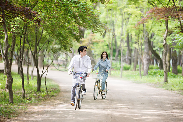 30대 40대 남자 두명 사람 성인 성인만 여자 한국인 JPG 앞모습 포토 가족 가족라이프 나무 남이섬 부부 숲길 숲속 야외 응시 자전거 잔디 전신 주간 커플