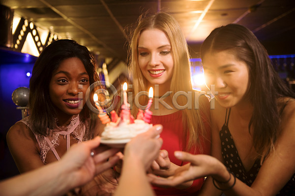 즐거움 축하 20대 30대 동양인 사람 서양인 성인 성인여자만 신체부위 여러명 여자 흑인 JPG 앞모습 포토 들기 미소(표정) 상반신 생일 생일축하 실내 양손 응시 조명 주기 촛불 친구 케이크 클럽 파티
