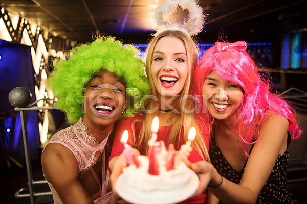 즐거움 축하 20대 30대 동양인 사람 서양인 성인 성인여자만 세명 여자 흑인 JPG 앞모습 포토 가발 들기 머리띠 분장 상반신 생일 생일축하 실내 웃음 응시 조명 촛불 친구 케이크 클럽 파티