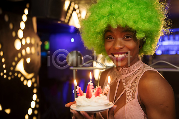 즐거움 축하 30대 사람 성인 성인여자한명만 여자 한명 흑인 JPG 앞모습 포토 가발 들기 미소(표정) 상반신 생일 생일축하 실내 응시 조명 촛불 케이크 클럽 파티