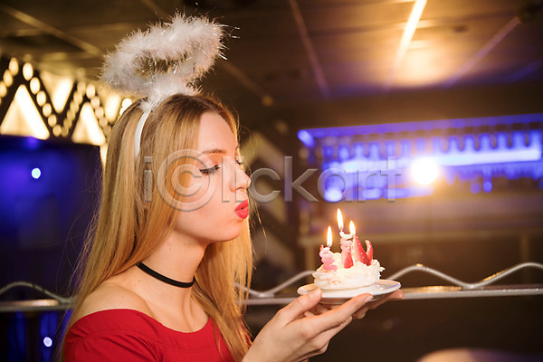 축하 20대 사람 서양인 성인 성인여자한명만 여자 한명 JPG 옆모습 포토 들기 머리띠 불기 상반신 생일 생일축하 실내 조명 촛불 케이크 클럽 파티
