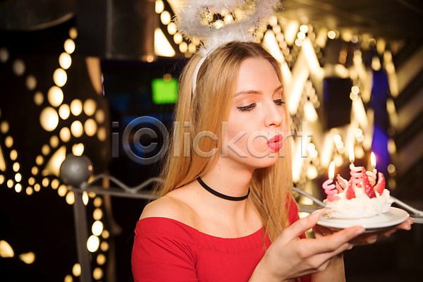 축하 20대 사람 서양인 성인 성인여자한명만 여자 한명 JPG 옆모습 포토 들기 머리띠 불기 상반신 생일 생일축하 실내 조명 촛불 케이크 클럽 파티