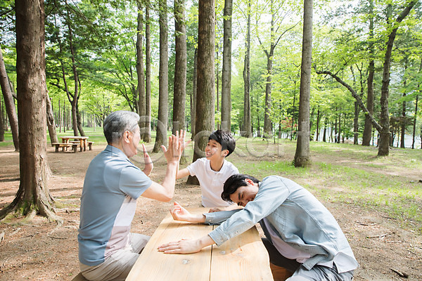 10대 40대 70대 남자 남자만 노년 사람 성인 세명 어린이 한국인 JPG 앞모습 옆모습 포토 가족 나무 남이섬 마주보기 미소(표정) 벤치 부자(아빠와아들) 부자3대 삼대 상반신 숲속 앉기 야외 야외테이블 주간 하이파이브