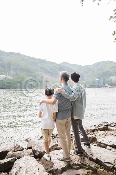 10대 40대 70대 남자 남자만 노년 사람 성인 세명 어린이 한국인 JPG 뒷모습 포토 가족 강 강가 나무 남이섬 부자(아빠와아들) 부자3대 삼대 서기 숲 암석 야외 어깨에손 응시 전신 주간