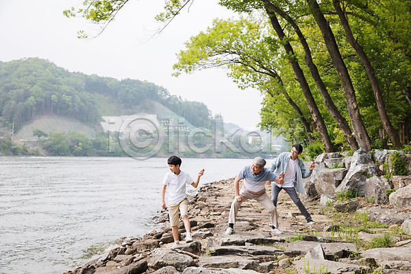 10대 40대 70대 남자 남자만 노년 사람 성인 세명 어린이 한국인 JPG 앞모습 포토 가족 강 강가 나무 남이섬 물수제비 부자(아빠와아들) 부자3대 삼대 숲 암석 야외 언덕 전신 주간