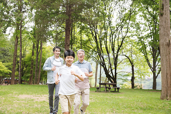10대 40대 70대 남자 남자만 노년 사람 성인 세명 어린이 한국인 JPG 앞모습 포토 가족 공원 나무 남이섬 달리기 미소(표정) 벤치 부자(아빠와아들) 부자3대 삼대 상반신 야외 응시 잔디 전신 조깅 주간