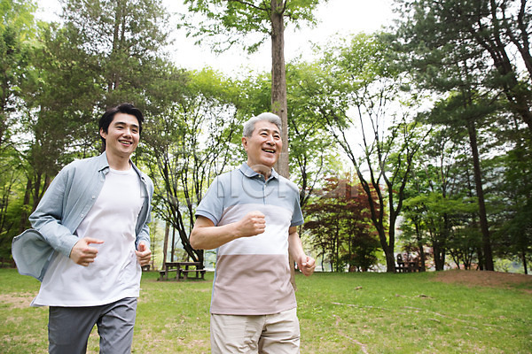 40대 70대 남자 남자만 노년 두명 사람 성인 한국인 JPG 앞모습 포토 가족 공원 나무 남이섬 달리기 미소(표정) 부자(아빠와아들) 부자3대 삼대 상반신 숲 야외 잔디 조깅 주간