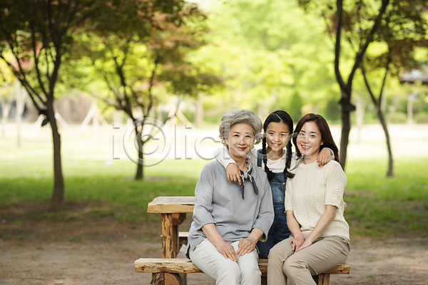 30대 60대 노년 사람 성인 세명 어린이 여자 여자만 한국인 JPG 앞모습 포토 가족 공원 나무 남이섬 며느리 모녀 미소(표정) 벤치 삼대 상반신 숲 앉기 야외 야외테이블 어깨에손 응시 잔디 주간