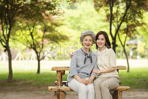 30대 60대 노년 두명 사람 성인 여자 여자만 한국인 JPG 앞모습 포토 가족 고부지간 공원 나무 남이섬 미소(표정) 벤치 삼대 상반신 숲 안기 앉기 야외 응시 잔디 주간