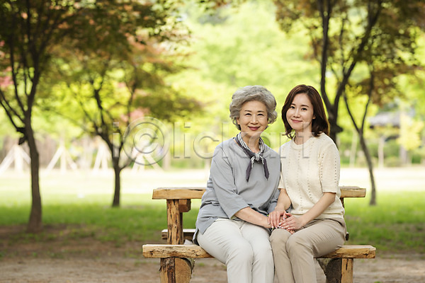30대 60대 노년 두명 사람 성인 여자 여자만 한국인 JPG 앞모습 포토 가족 고부지간 공원 나무 남이섬 미소(표정) 벤치 삼대 상반신 숲 숲길 앉기 야외 응시 잔디 주간