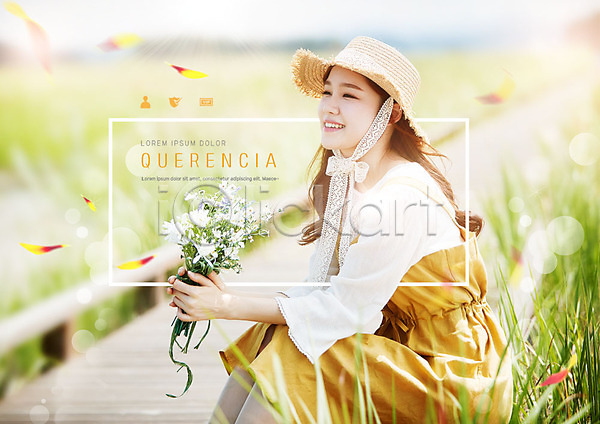 휴식 20대 사람 성인 성인여자한명만 여자 한국인 한명 PSD 편집이미지 갈대밭 공간 꽃다발 다리(건축물) 들꽃 미소(표정) 상반신 안식처 앉기 응시 휴식처