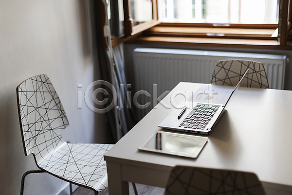 사람없음 JPG 포토 그래프 노트북 문서 실내 의자 창가 창문 탁자 태블릿 펜