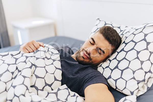 20대 남자 사람 서양인 성인 성인남자한명만 한명 JPG 앞모습 포토 눕기 베개 상반신 실내 이불 잠 침대 침실 탁자