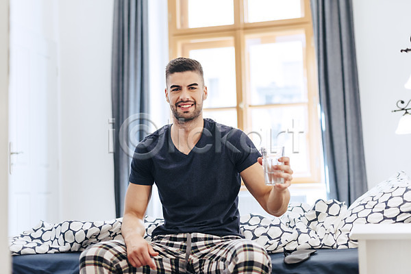 20대 남자 사람 서양인 성인 성인남자한명만 한명 JPG 앞모습 포토 물컵 미소(표정) 방문 상반신 실내 앉기 응시 창문 침대 침실