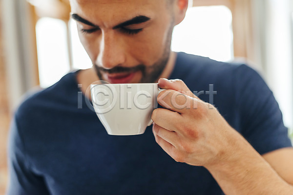 20대 남자 사람 서양인 성인 성인남자한명만 신체부위 한명 JPG 근접촬영 앞모습 포토 들기 마시기 상반신 손 실내 커피 커피잔