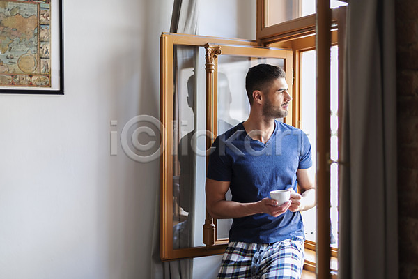 20대 남자 사람 서양인 성인 성인남자한명만 한명 JPG 앞모습 포토 들기 상반신 실내 앉기 응시 창가 창문 창밖 창틀 커피잔